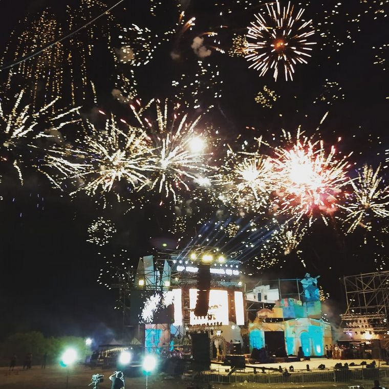 Ambas noches iniciaron con el cielo decorado por fuegos artificiales