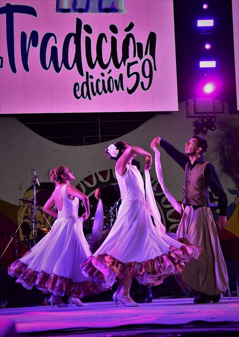 Ballet interpretando distintas danzas
