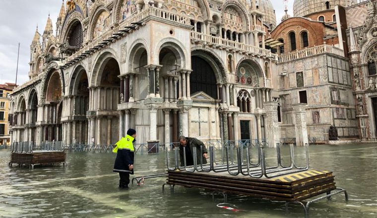 Venecia volvió a inundarse y la marea sigue creciendo.