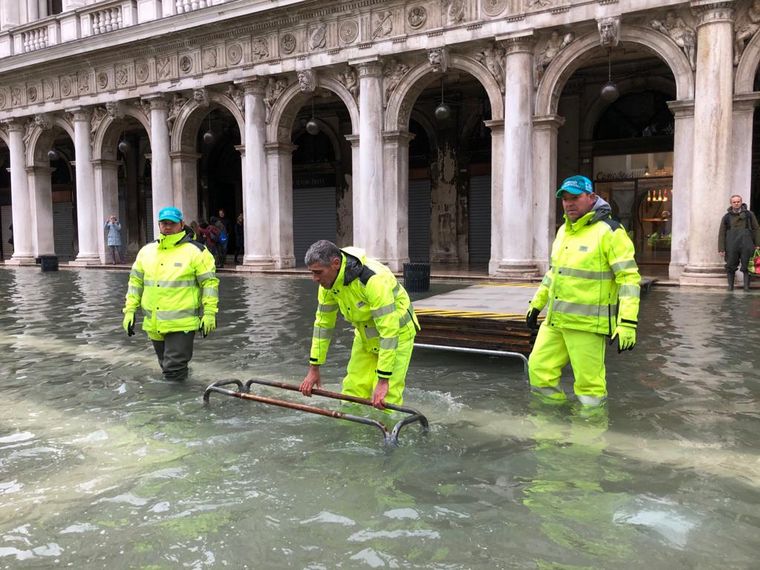 Venecia volvió a inundarse y la marea sigue creciendo.