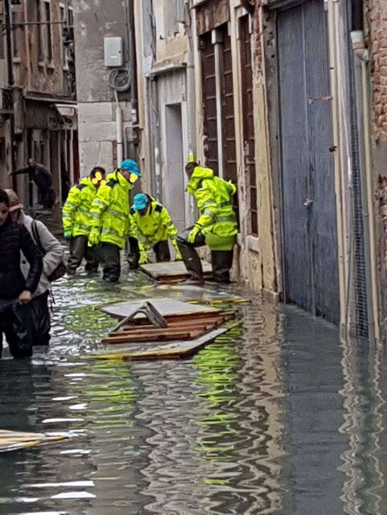 Venecia volvió a inundarse y la marea sigue creciendo.