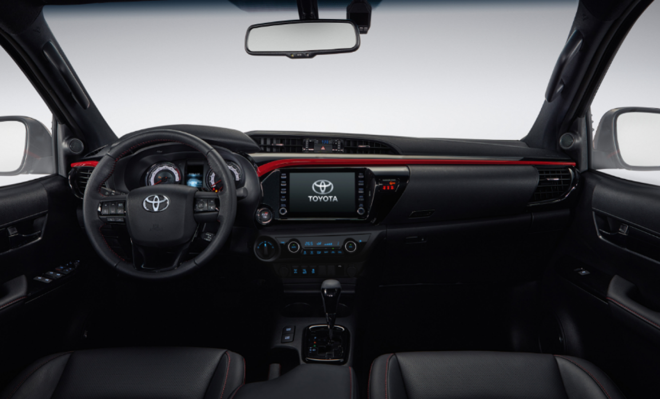 El interior de la nueva Hilux TGR Sport