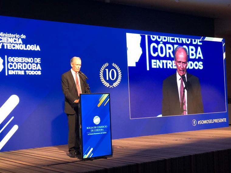 El contador Manuel Tagle en el reconocimiento a los 10 Jóvenes Sobresalientes