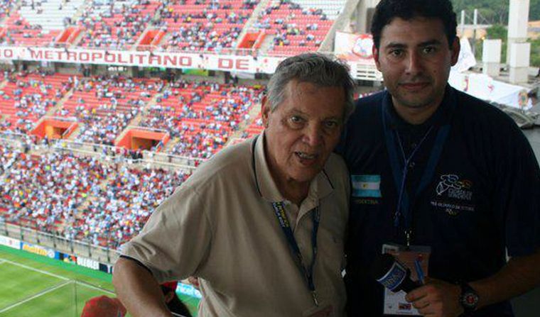 Víctor Brizuela, junto a un joven Raúl Monti.