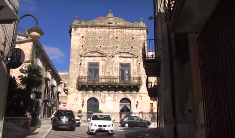 Es argentina y se compró una casa en Italia por un euro. 