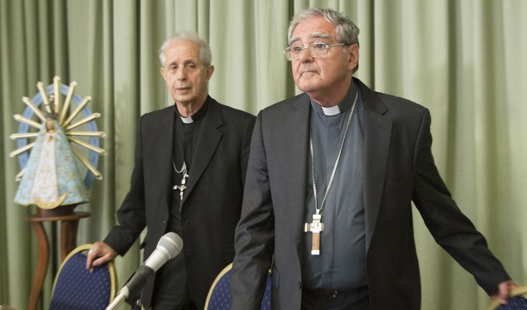 El cardenal Mario Poli y monseñor Oscar Ojea. 