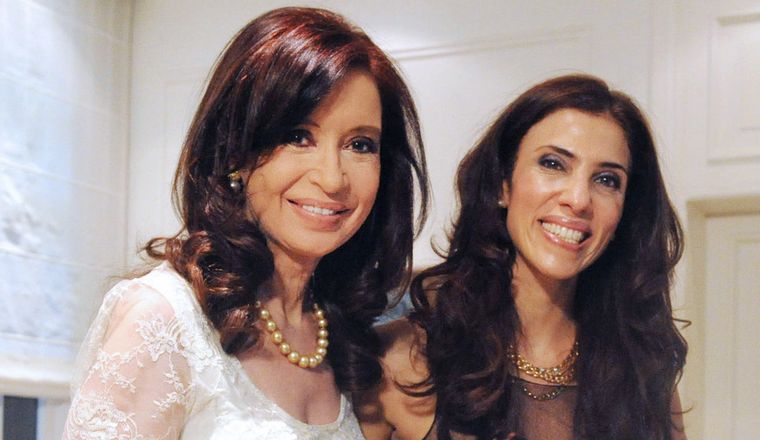 Cristina junto a Claudia Ledesma Abdala de Zamora.