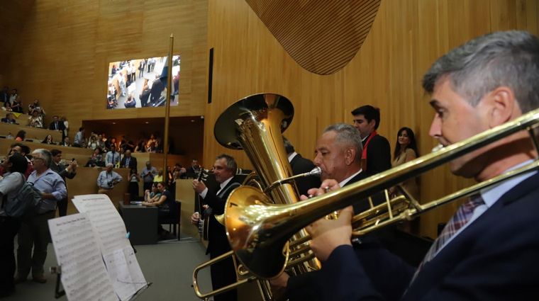 El dirigente peronista mostró su faceta musical. 