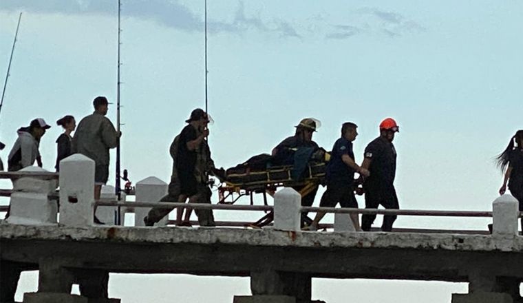 FOTO: Tres pescadores heridos al derrumbarse un muelle en Mar de Ajó.