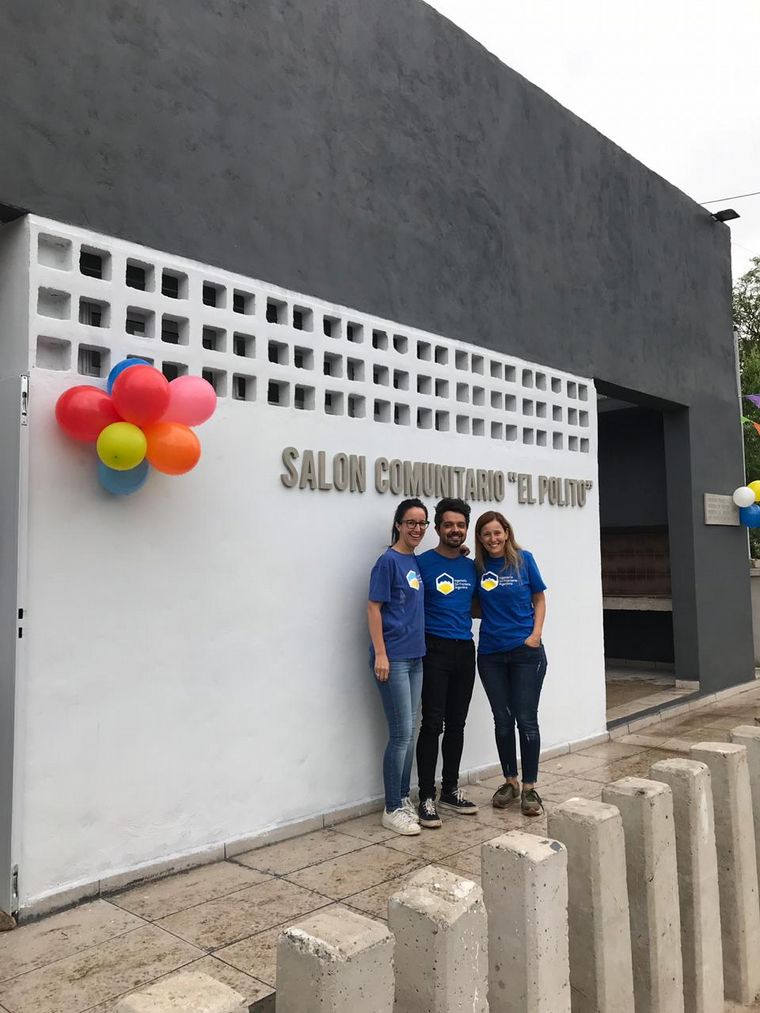 En el centro, se brinda copa de leche y cena para vecinos.