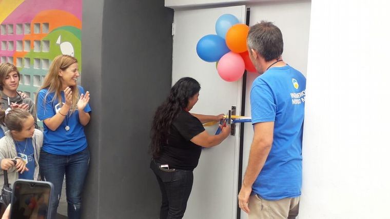 En el centro, se brinda copa de leche y cena para vecinos.