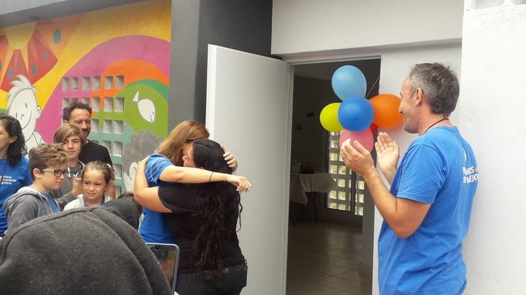 En el centro, se brinda copa de leche y cena para vecinos.