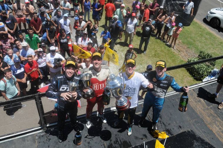 FOTO: Toda la alegría de Nico Moscardini y el Ambrogio Racing en el podio