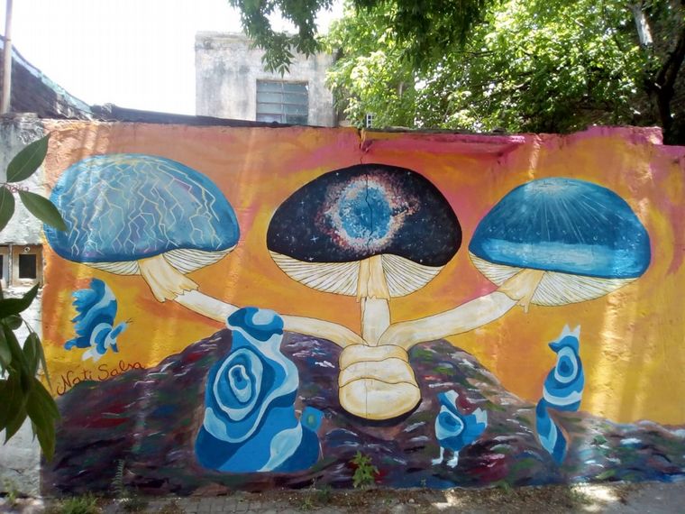 FOTO: Mujeres muralistas llevan el arte a los barrios de Rosario.