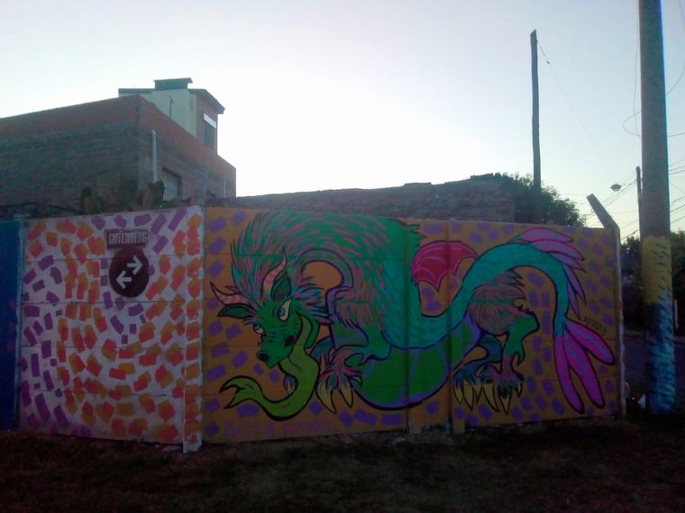 FOTO: Mujeres muralistas llevan el arte a los barrios de Rosario.