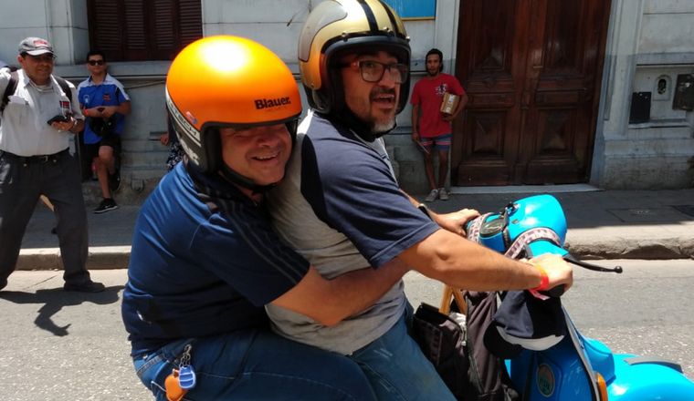 Integrantes del Club Vespa Córdoba llegaron en caravana a la radio.