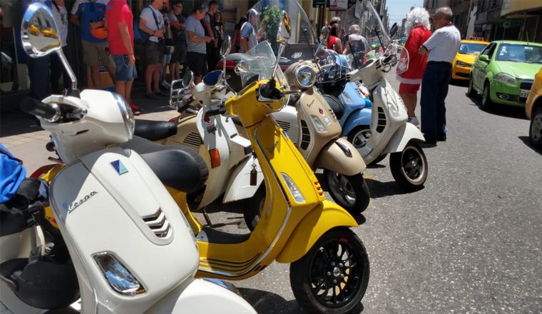 Integrantes del Club Vespa Córdoba llegaron en caravana a la radio.