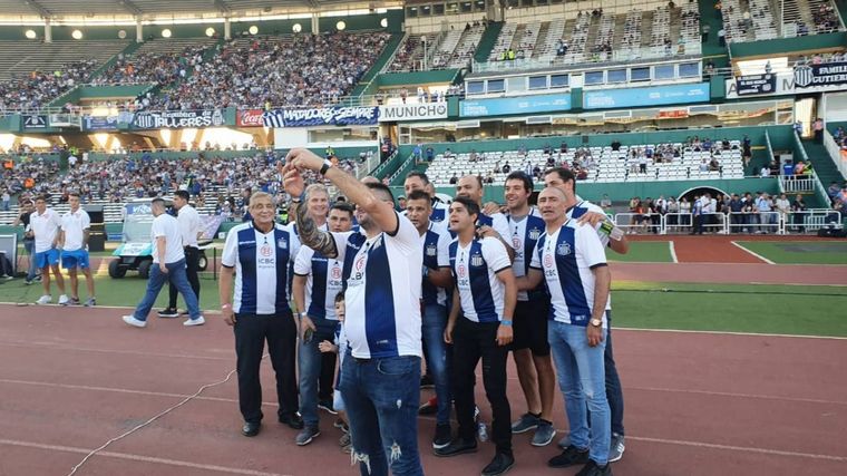 El plantel campeón del '99 fue homenajeado en el Kempes.
