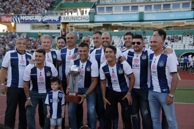 El plantel campeón del '99 fue homenajeado en el Kempes.