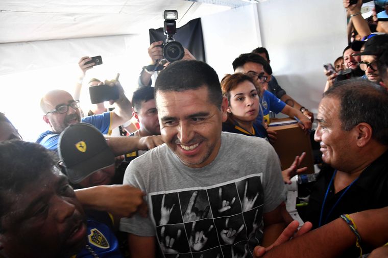 Riquelme, sonriente al ingresar.
