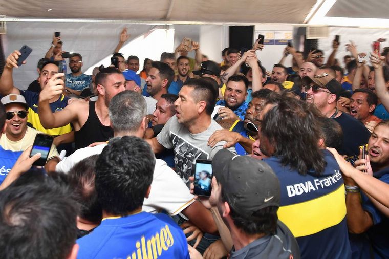 Román saltó junto a los fanáticos tras votar.