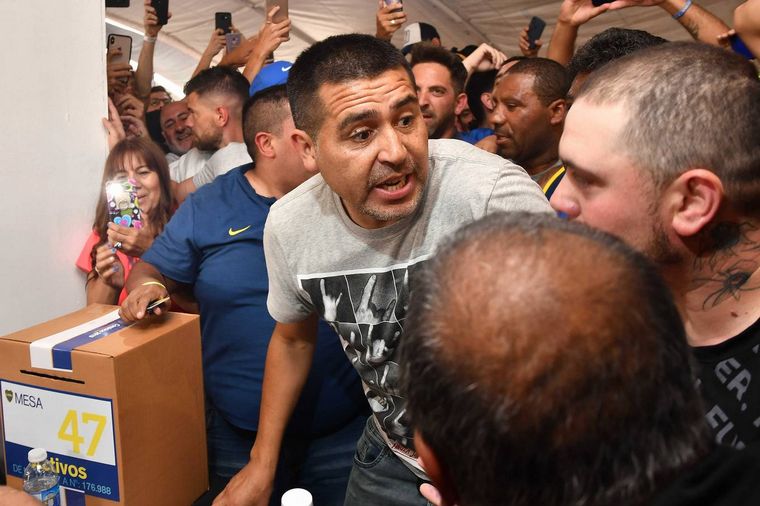 Riquelme votó ante una multitud.