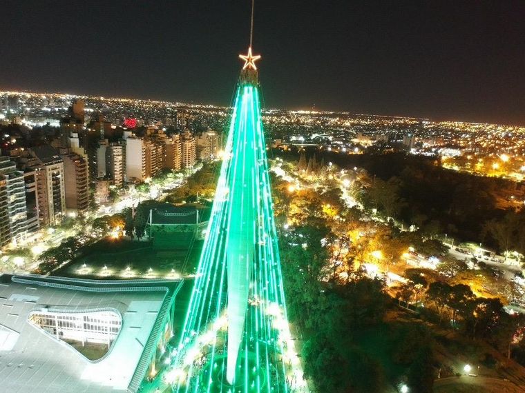 El Árbol de Navidad del Faro del Bicentenario iluminó Córdoba
