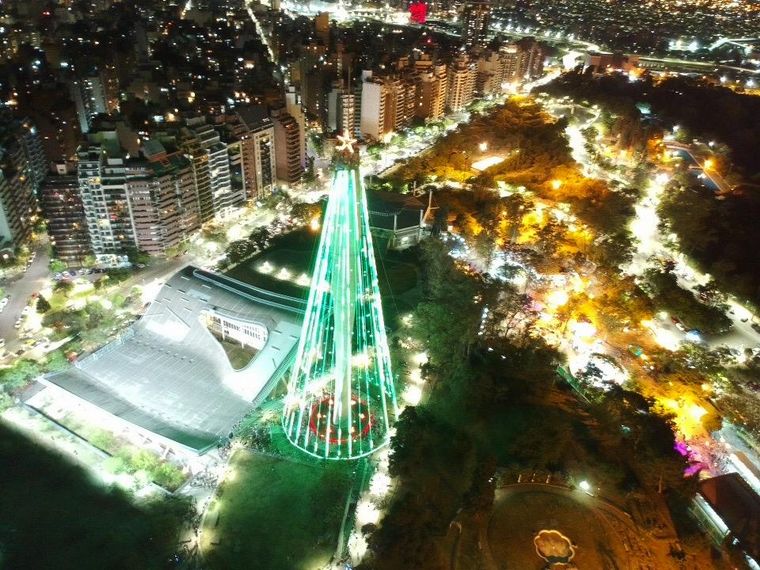 El Árbol de Navidad del Faro del Bicentenario iluminó Córdoba