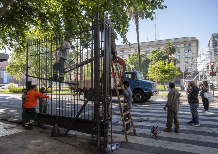 AUDIO: Tras el acuerdo, retiraron las rejas de Plaza Mayo (Foto: Verónica Bellomo)