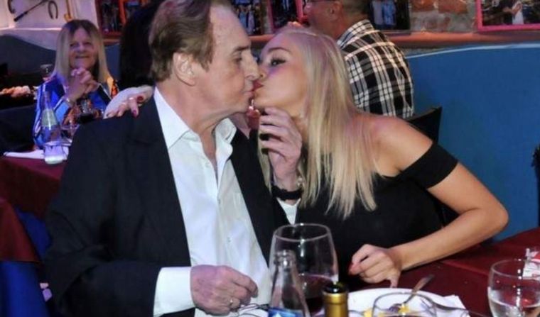 Santiago Bal, a los besos con Claudia Pulignano, de 24 años.