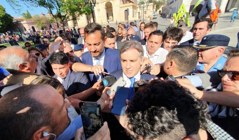 Martín Llaryora llega al Teatro Real.