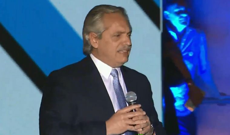 Alberto Fernández dio un discurso en la Plaza de Mayo.