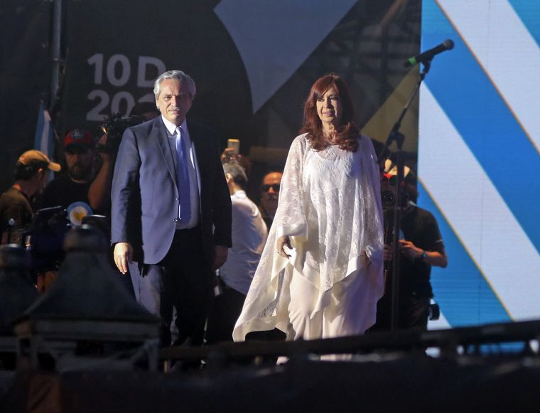 Alberto Fernández y Cristina Kirchner hablaron en Plaza de Mayo.