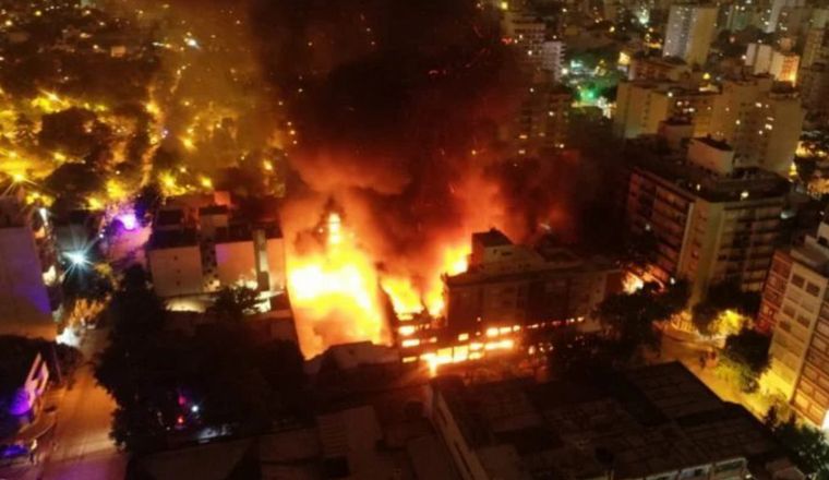 Tremendo incendio en Mar del Plata