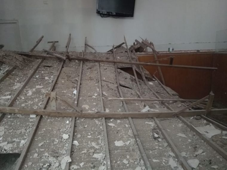 FOTO: Se derrumbó una parte del techo de la Casa de Gobierno de Santa Fe.