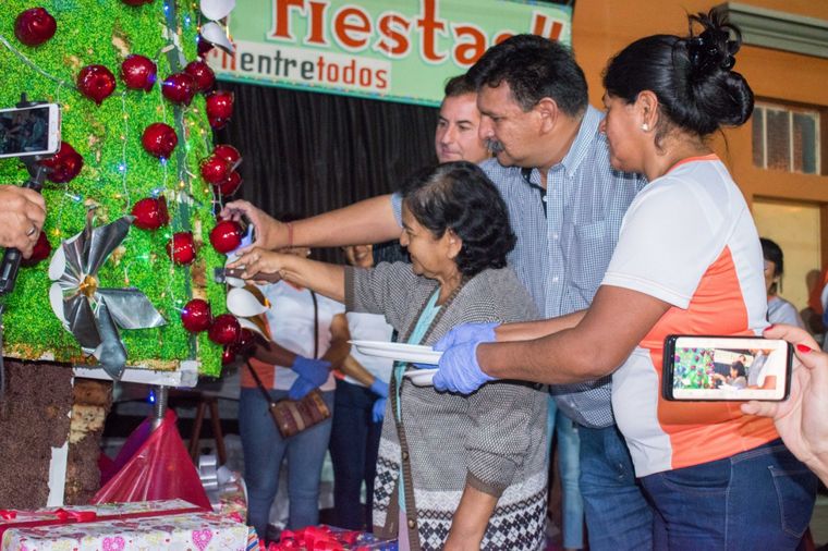 Preparan un pan dulce con forma de pino de 2.500 kilos
