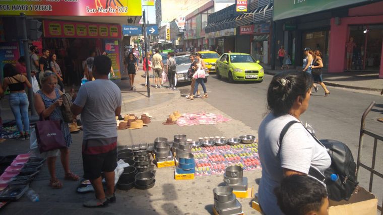 FOTO: La presencia de manteros generó el reclamo de comerciantes en la peatonal cordobesa.