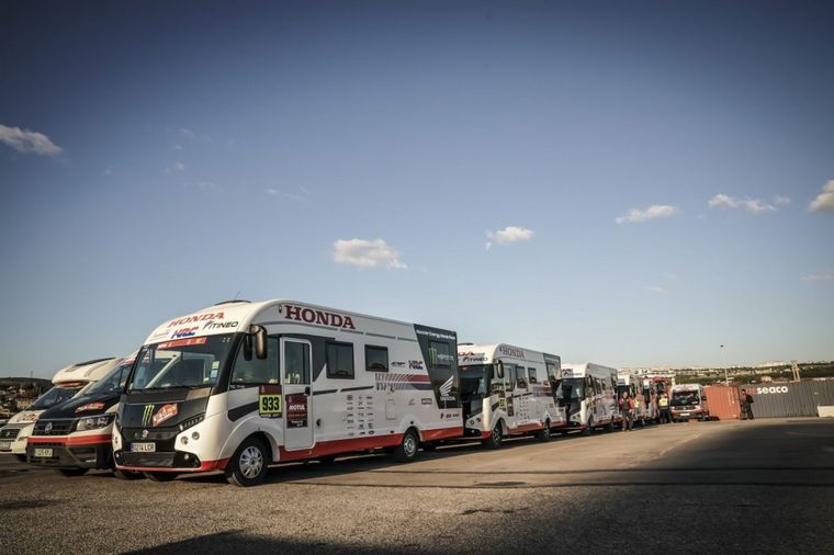 FOTO: Los excelentes camiones de asistencia del HRC van rumbo a Jeddah, en Arabia