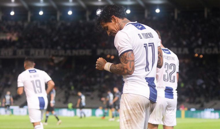 Dayro Moreno y su clásico baile en los festejos de los goles.