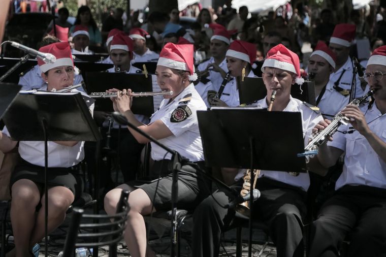 FOTO: La Banda de la Policía y el Toro Quevedo brindaron un concierto de Navidad