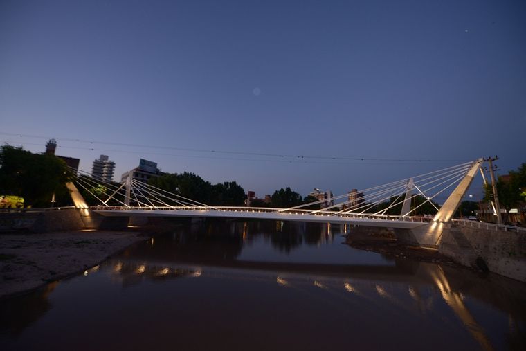 Inauguran el puente peatonal en Carlos Paz.