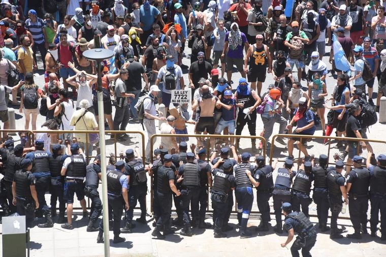 FOTO: Incidentes en la marcha por las reformas a la ley minera.