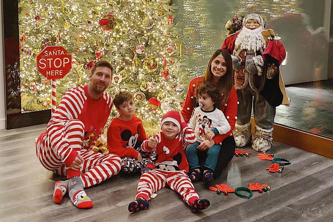 La pareja tiene tres hijos varones.