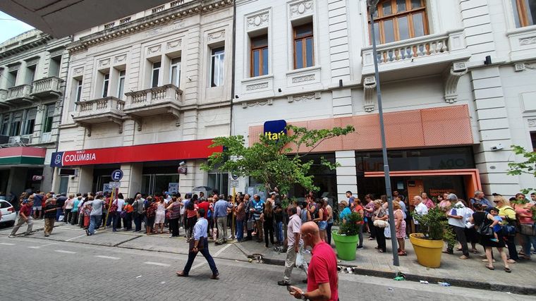 AUDIO: Largas filas de jubilados para cobrar el bono (por Juan Pablo Viola)