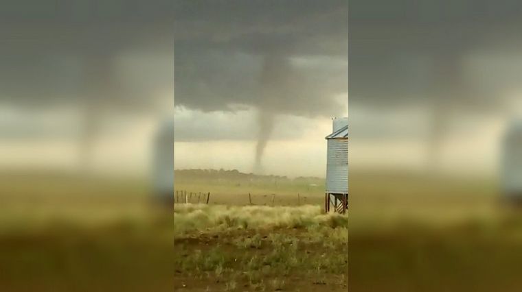 El tornado se formó a 50 km de Bahía Blanca, Buenos Aires.