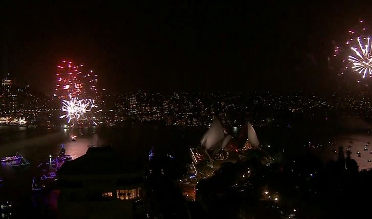 FOTO: Festejos por la llegada de Año Nuevo en Sidney.