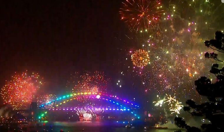 FOTO: Sidney arrancó el 2020 a puros fuegos artificiales y shows musicales.