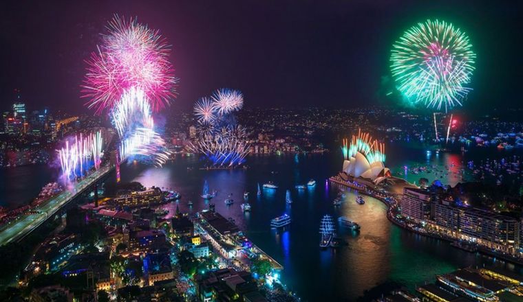 FOTO: Los fuegos artificiales de Nochevieja estallan sobre el emblemático Harbour Bridge