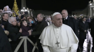 El Papa se enojó con una mujer en la Plaza San Pedro.