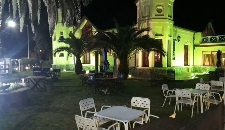 El hotel cuenta con 9 habitaciones, un restaurante, spa y pileta climatizada.